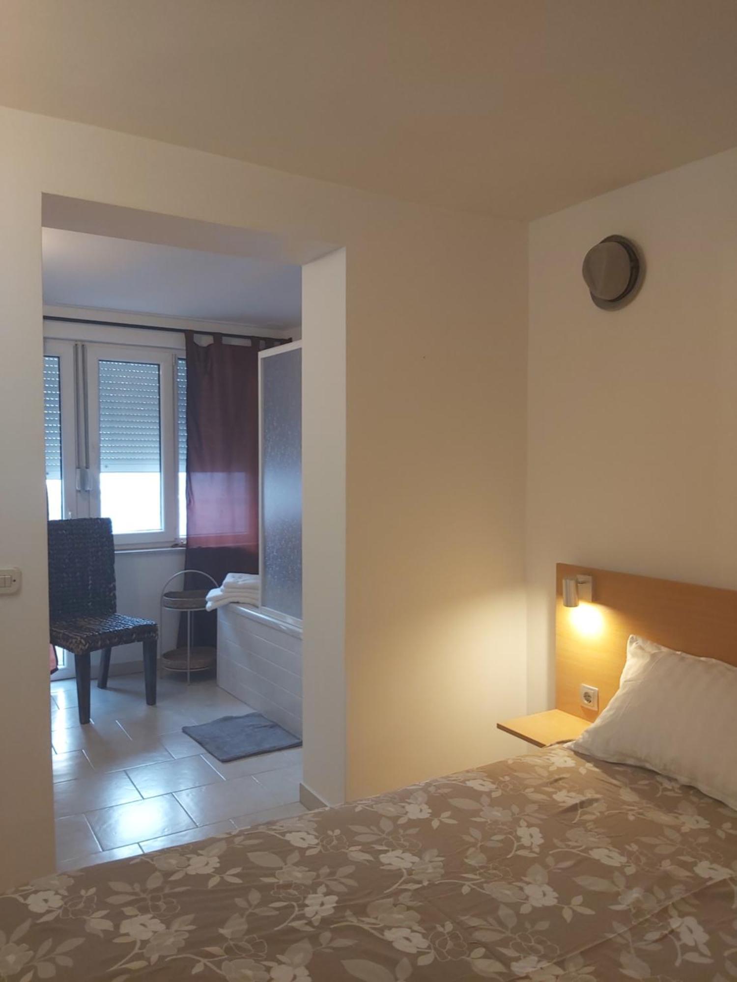 Apartman Luce With Shared Pool Задар Екстериор снимка